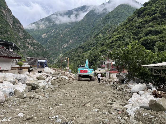 湃现场｜遭遇特大泥石流后的康定村庄