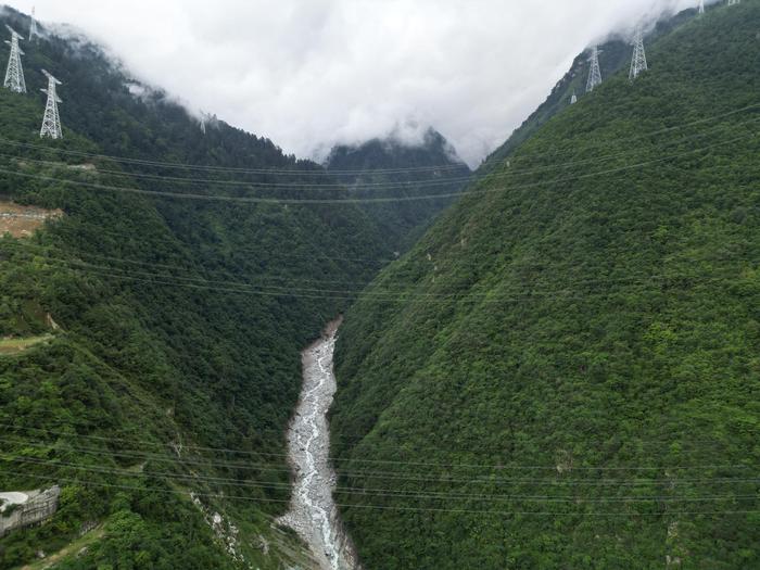 湃现场｜遭遇特大泥石流后的康定村庄