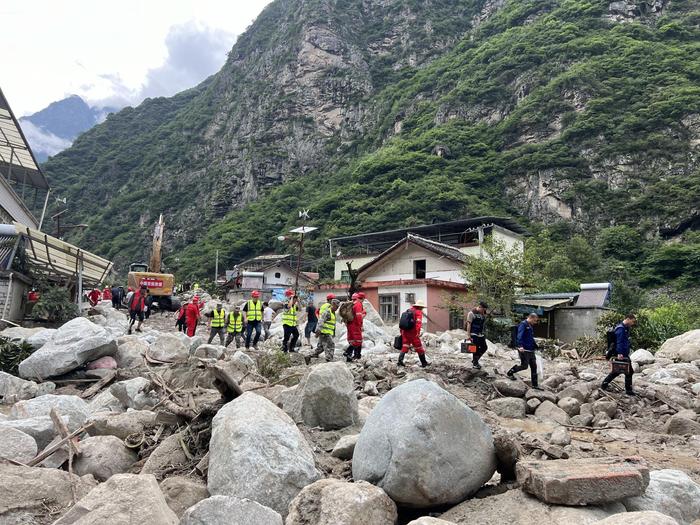 湃现场｜遭遇特大泥石流后的康定村庄