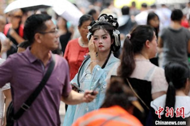 西安回民街人气十足迎来大量游客