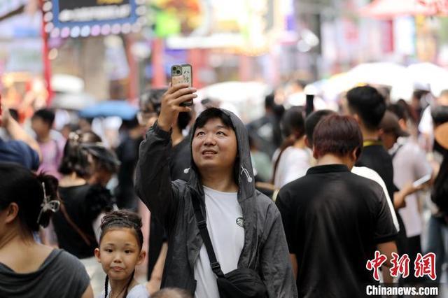 西安回民街人气十足迎来大量游客