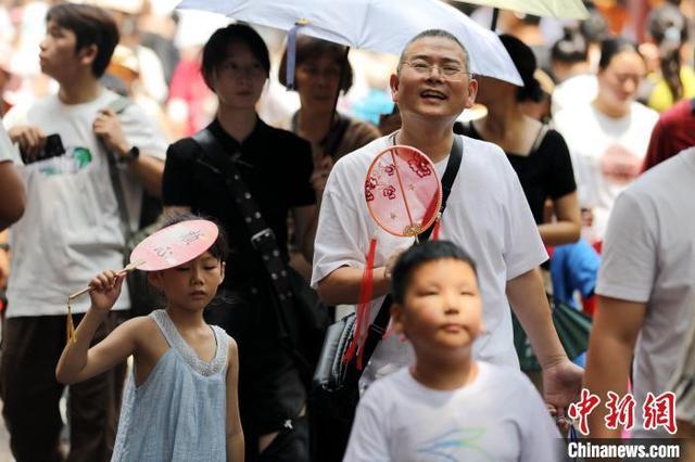 西安回民街人气十足迎来大量游客