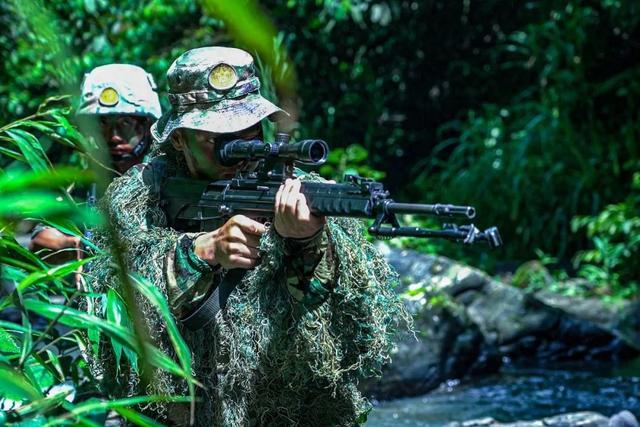 南部战区陆军某旅开展侦察兵全要素实战训练