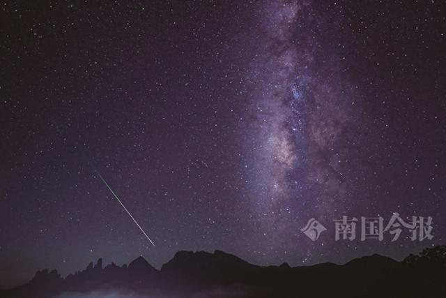 好美！在广西这地，捕捉到英仙座流星雨与银河同框的画面→