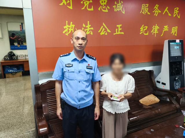 广东一男子排在女子身后取钱，却因这个操作，被民警找上门！