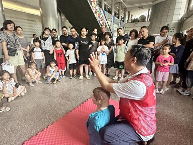 郑州科技馆里的健康急救课