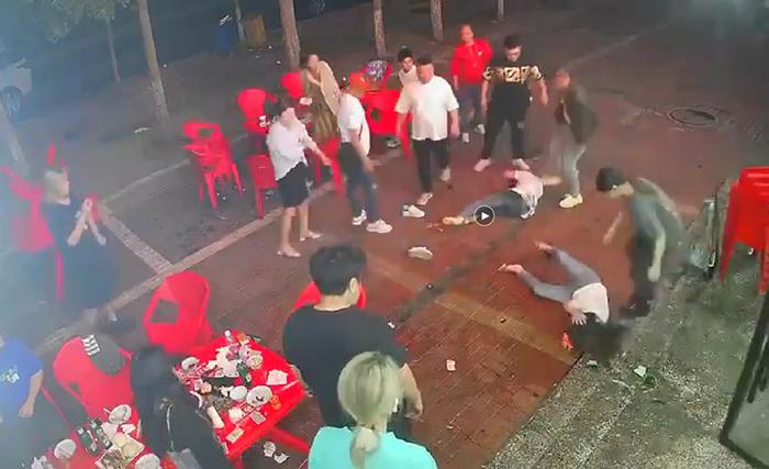 唐山烧烤店打人案再引关注：原民警称被迫谎称“5分钟出警”，辩护意见未获采纳