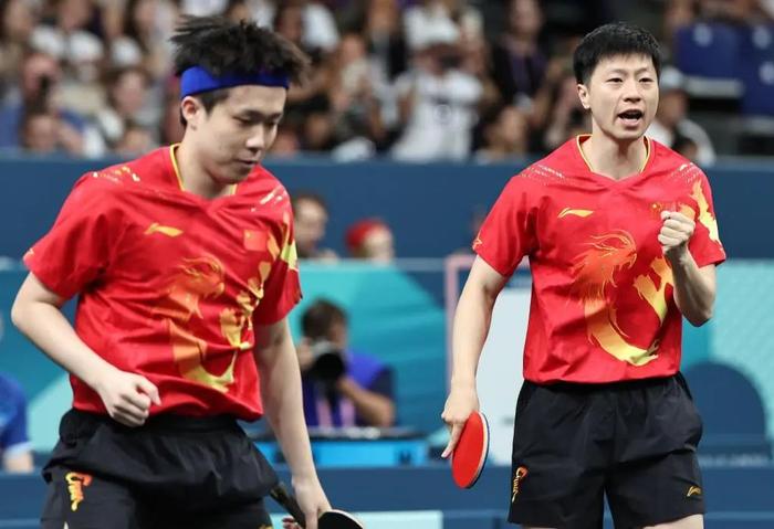 8月6日,中国队选手马龙(右)/王楚钦在比赛中。他们3:0战胜印度队选手德塞/塔卡。新华社记者 王东震 摄