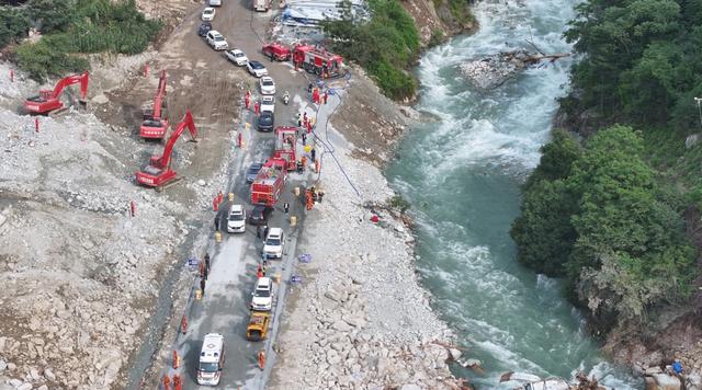 甘孜州：预计15天左右完成318国道受灾路段沥青路面铺筑