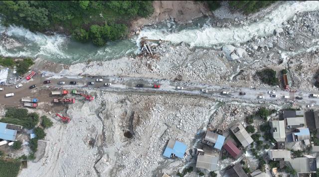 甘孜州：预计15天左右完成318国道受灾路段沥青路面铺筑