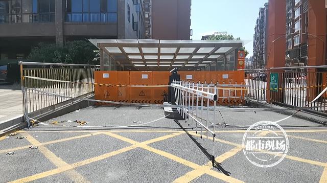 江西吉安：暴雨过后 小区地下车库 数十辆汽车被淹