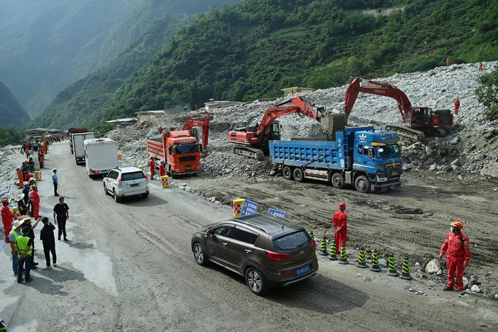 视频连线道路抢通现场，四川省长：抓住良好天气窗口期，加快抢修进度