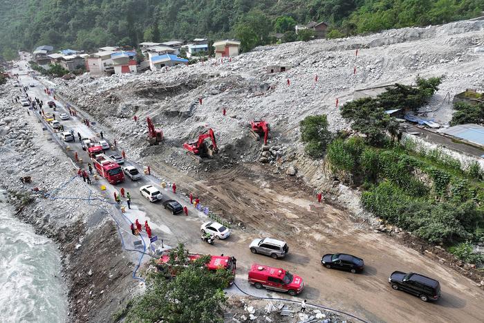 视频连线道路抢通现场，四川省长：抓住良好天气窗口期，加快抢修进度