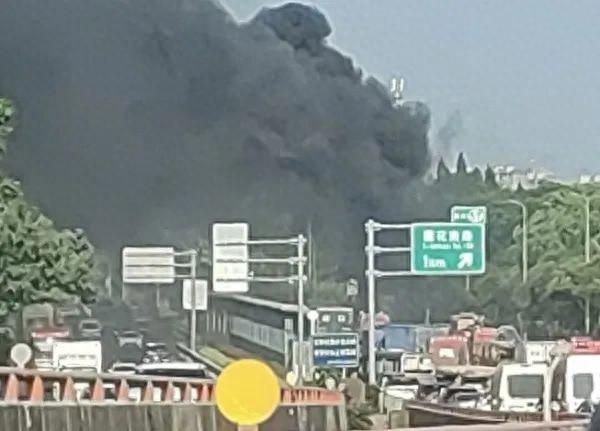 上海外环一货车突然起火，浓烟滚滚！多部门到场处置，主线道路一度无法通行