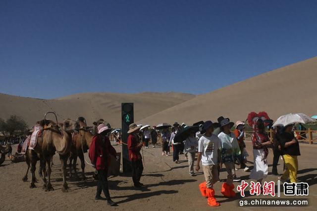 敦煌暑期旅游迎高峰 景区“骆驼红绿灯”保畅通