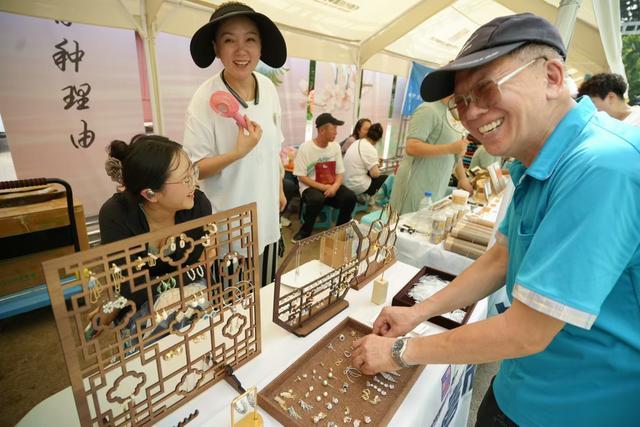 “精彩湖西，盛夏雅集”民族文化消夏集市开集