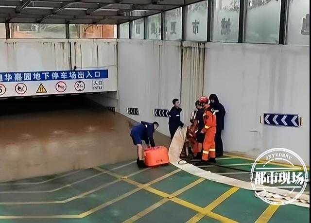 江西吉安：暴雨过后 小区地下车库 数十辆汽车被淹