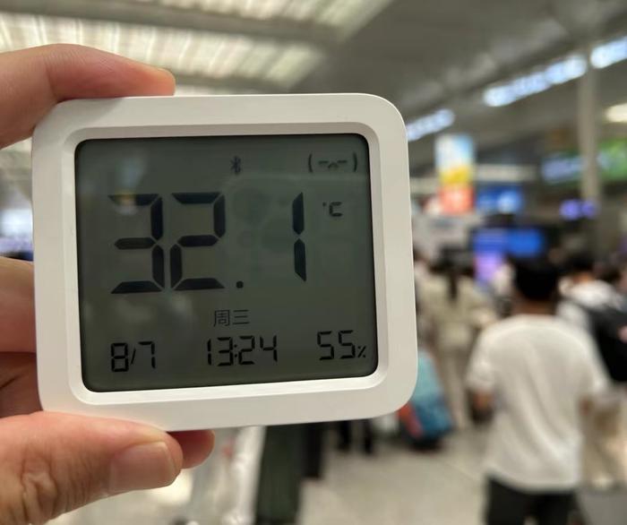 网友吐槽上海虹桥候车大厅像“蒸包子”？记者实测最高逾33℃