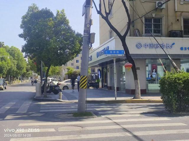 上海这个路口有根电线杆立在道路中间？供电公司回应