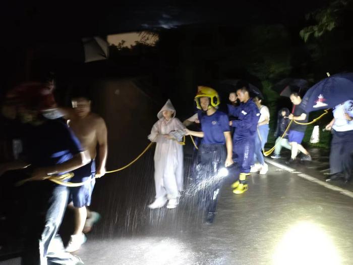 暴雨天家长带孩子爬山被困半山腰，北京石景山消防安全护送下山