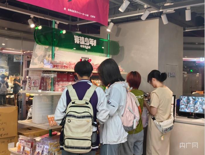 正在结伴购买“谷子”的年轻人(央广网记者 郭佳丽 摄)