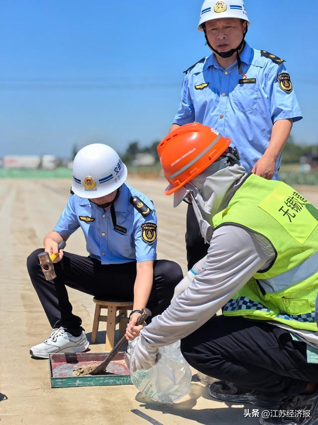 持续高温 盐城交通执法“汗”卫安全