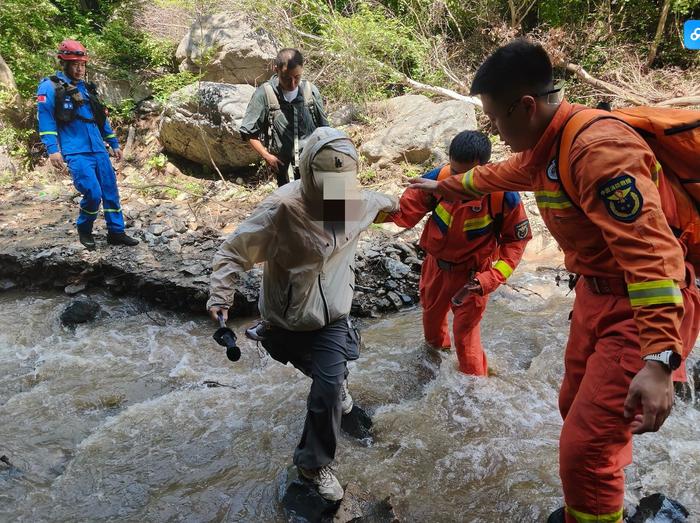 7名驴友被困东灵山主峰，北京门头沟消防雾中救援