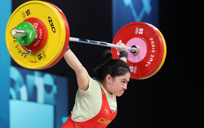 举重女子59公斤级比赛,罗诗芳为中国举重队摘下该项目首枚奥运金牌。 图/新华社