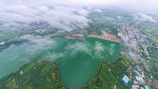 图集｜郑州尖岗水库上空无人机穿梭于云层间非常美丽