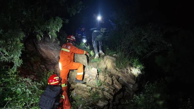 深夜救援！大学生爬北京一野山被困，多亏有他们