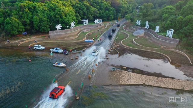 江西鄱阳湖呈现“中国最美水上公路”