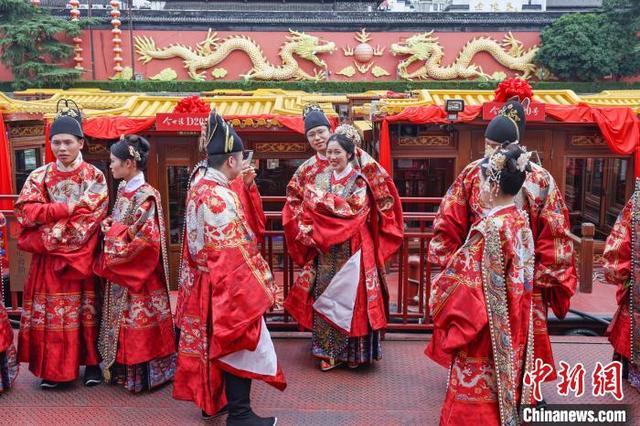 七夕节将至  南京秦淮河畔举行集体婚礼上演“中式浪漫”