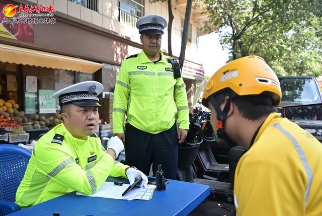 乌鲁木齐交警在全市开展电动车专项整治 多措并举保障骑手安全和权益