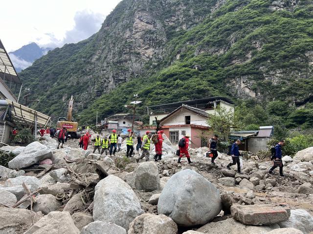 雅康高速隧间桥垮塌，和泥石流一起坠落的人