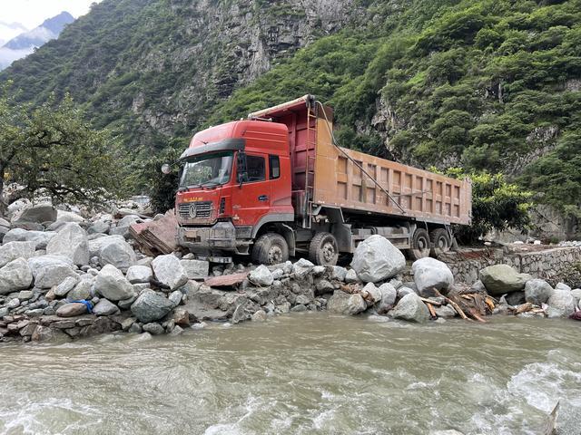 雅康高速隧间桥垮塌，和泥石流一起坠落的人