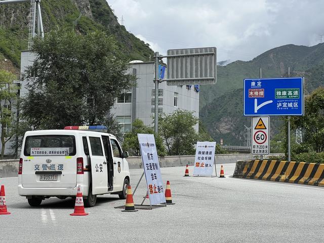 雅康高速隧间桥垮塌，和泥石流一起坠落的人