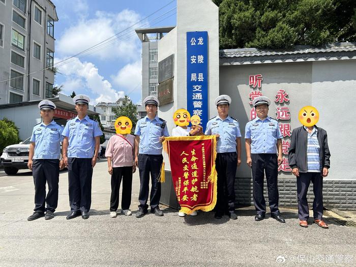 7分钟紧急救助，母亲抱着孩子给交警送锦旗~