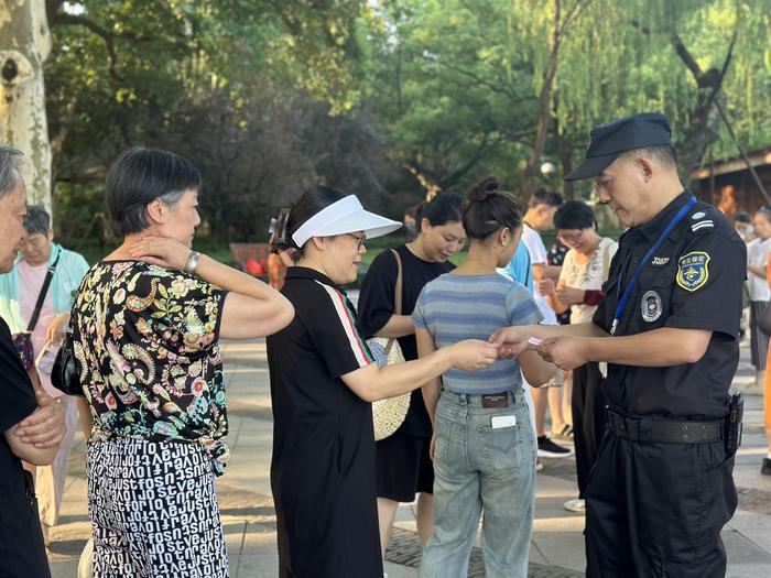 夏日限定！西湖莲蓬荷叶今起限量开售 有市民凌晨三点多就起来了