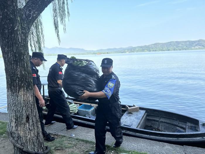 夏日限定！西湖莲蓬荷叶今起限量开售 有市民凌晨三点多就起来了