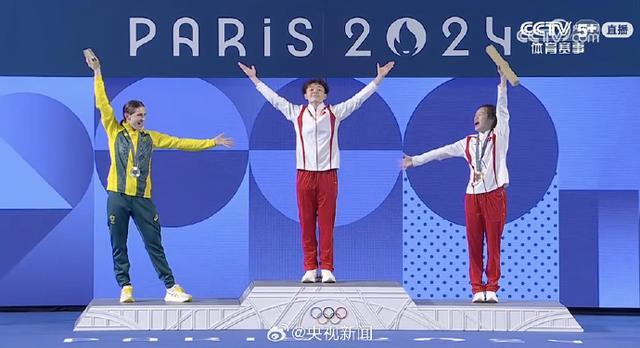 女子跳水3米板颁奖现场，3位姑娘领奖台互动