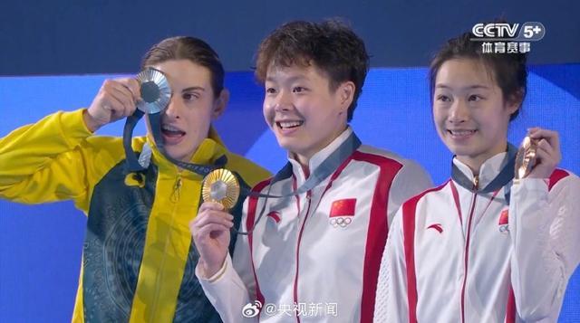 女子跳水3米板颁奖现场，3位姑娘领奖台互动