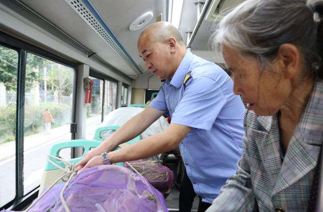 贵阳“惠农专线” 破解农户运“蔬”难题 “小车轮”承载“大民生”