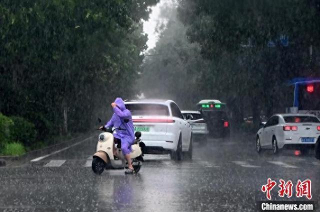 河北石家庄迎降雨