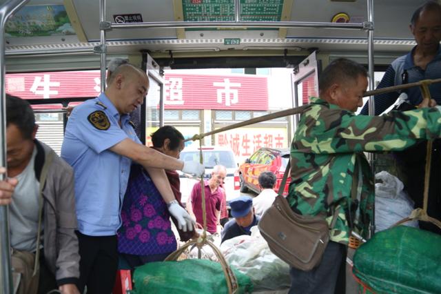 贵阳“惠农专线” 破解农户运“蔬”难题 “小车轮”承载“大民生”