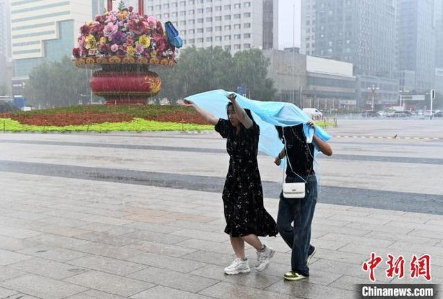 河北石家庄迎降雨