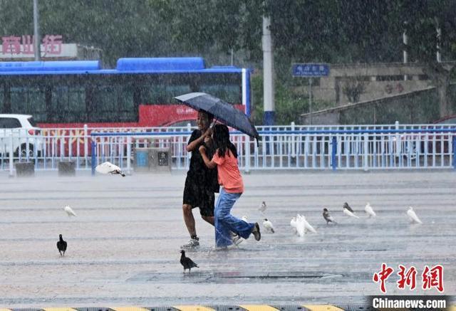 河北石家庄迎降雨