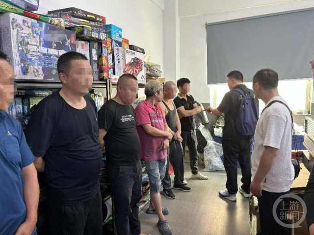 制假团伙复刻乐高积木在直播间售卖，警方查获500余个假模具