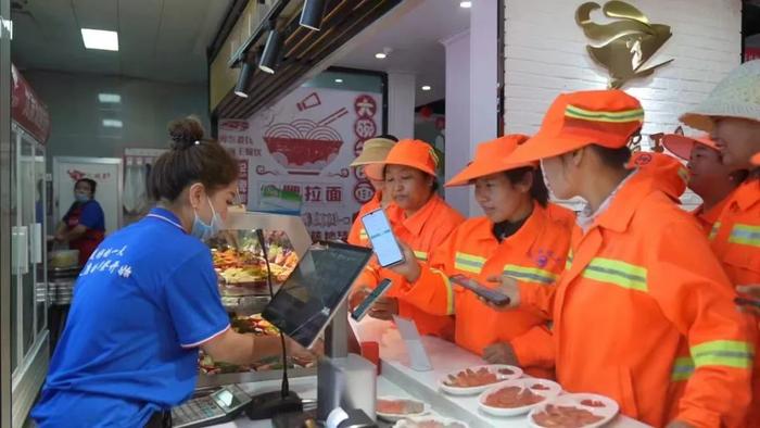 走心！高温保护、免费餐食、驿站纳凉……工会“凉策”关爱环卫工人