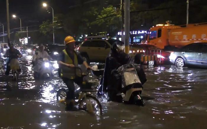 北京昌平部分路段积水超40厘米 受影响的7处路段已通车5处