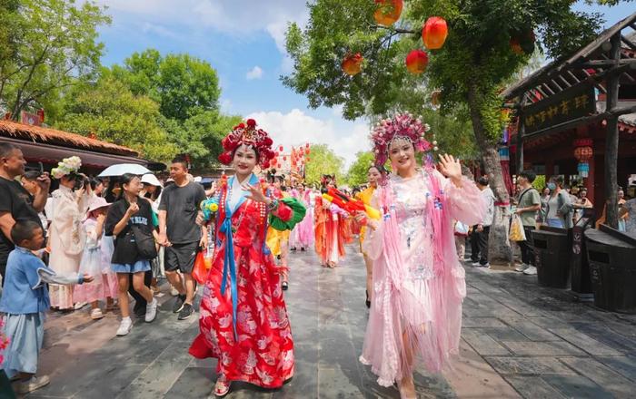 全国中小学生背宋词可免费游河南开封清明上河园赏《大宋·东京梦华》实景演出！